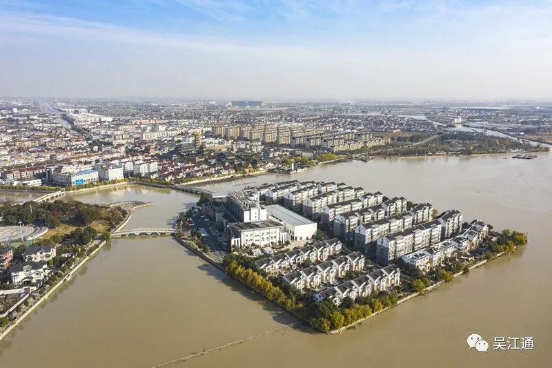 2、平望镇运河里的住宅小区.jpg